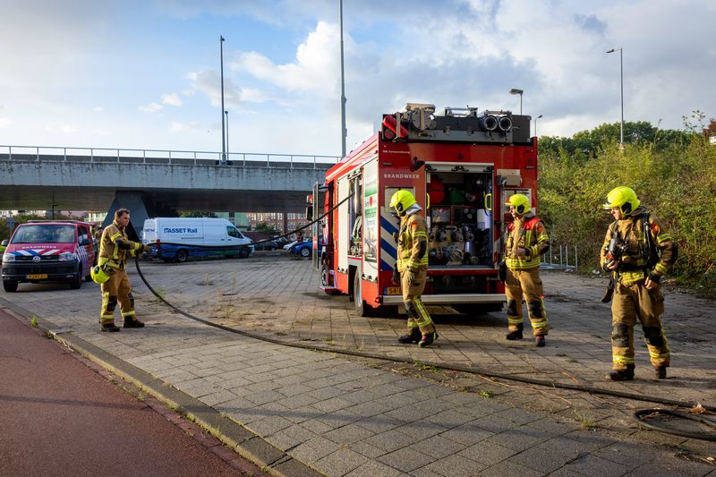 Brandstichting onder spoorviaduct in Rotterdam legt treinverkeer naar Delft de hele dag stil